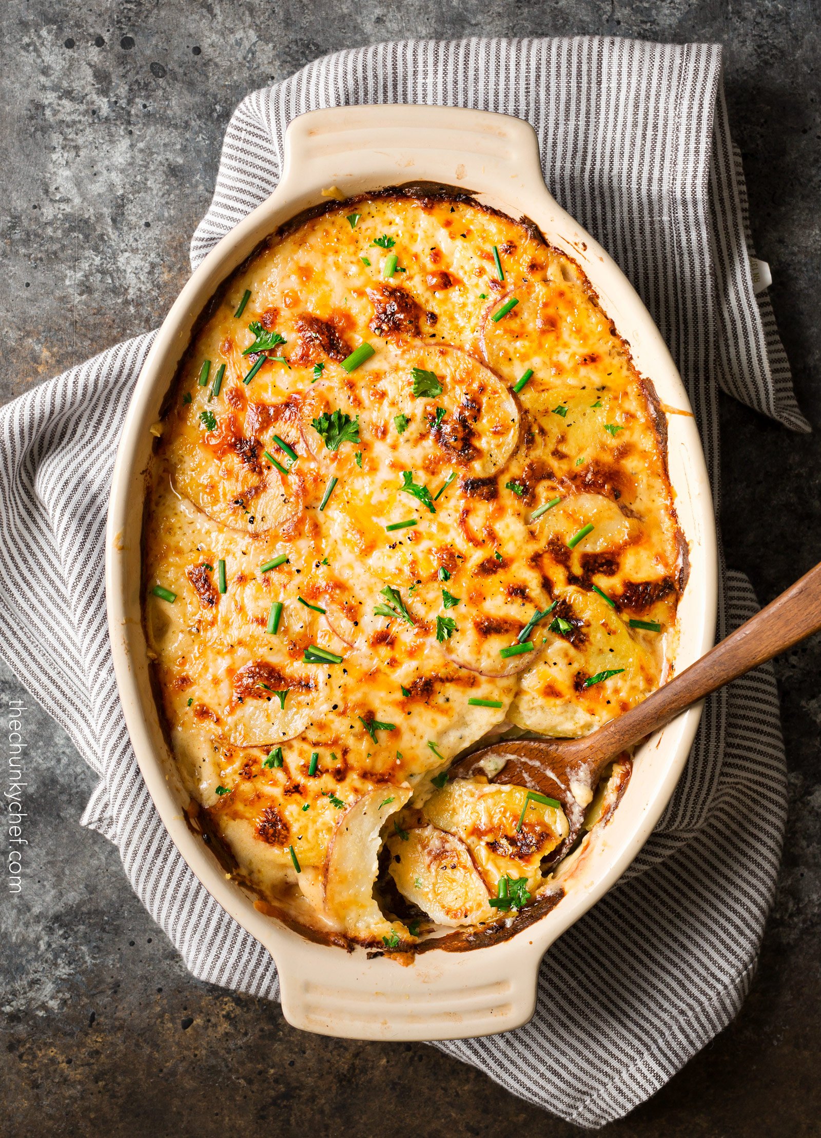 Slow Cooker Scalloped Potatoes with Creamy Cheese Garlic Sauce