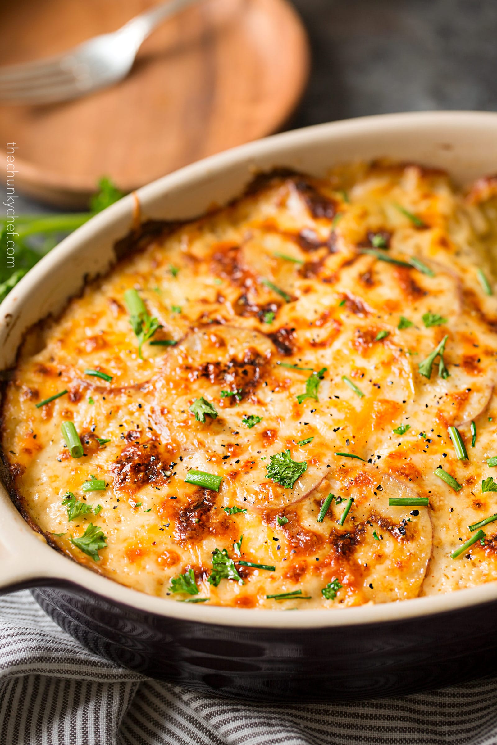 Slow Cooker Scalloped Potatoes with Creamy Cheese Garlic Sauce