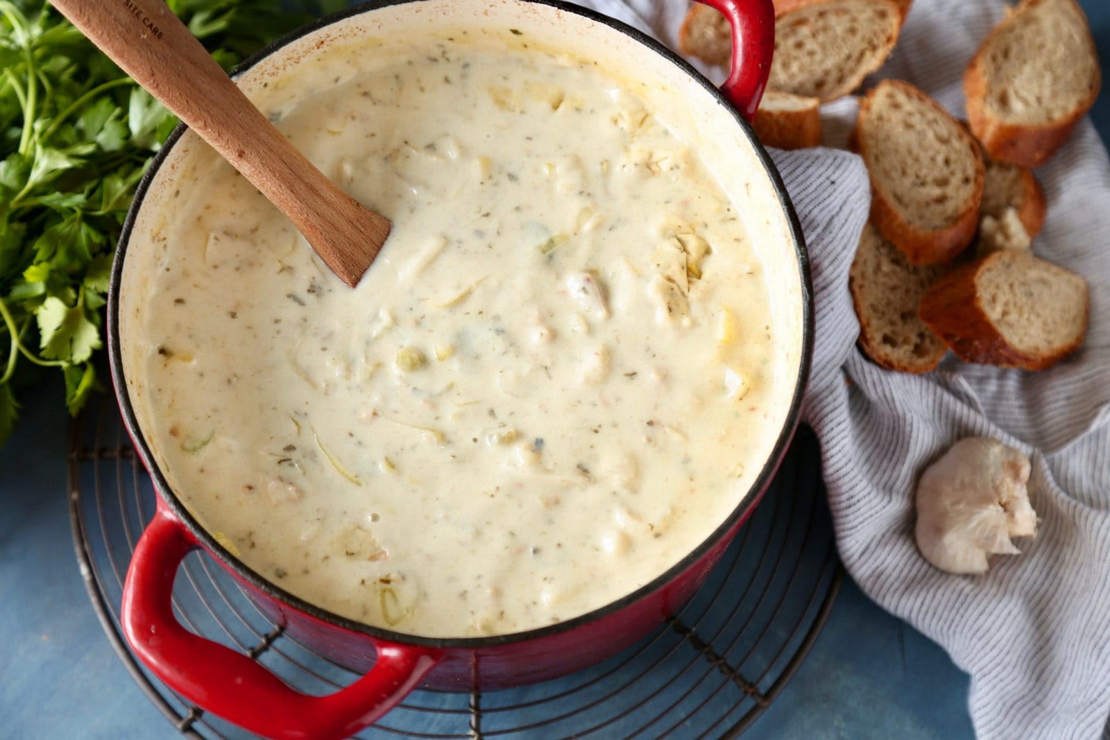 https://www.thechunkychef.com/wp-content/uploads/2014/11/Creamy-New-England-Clam-Chowder-4.jpg