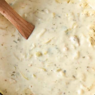 Creamy New England Clam Chowder | The perfect comfort food on a cold night, this creamy clam chowder is easy to make, uses fresh clams, and makes enough to feed a huge family! | https://thechunkychef.com | #clamchowder #clamchowderrecipe #newenglandclamchowder #souprecipe #soup #chowder