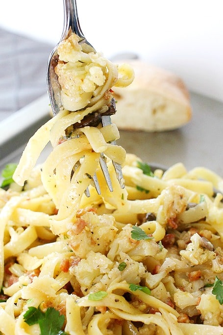 Switch up your pasta routine with this easy vegetarian roasted cauliflower and mushroom pasta... hearty and satisfying!