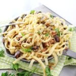 Switch up your pasta routine with this easy vegetarian roasted cauliflower and mushroom pasta... hearty and satisfying!