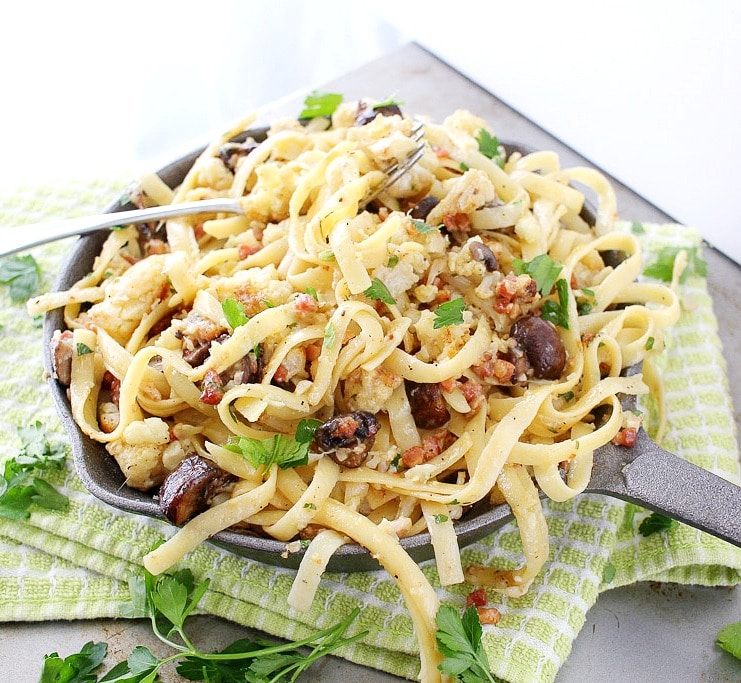 Switch up your pasta routine with this easy vegetarian roasted cauliflower and mushroom pasta... hearty and satisfying!