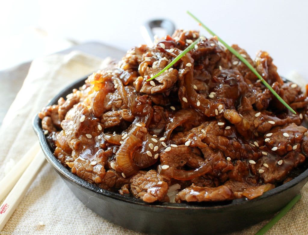 15 Minute Honey Pepper Beef Stir Fry | The Chunky Chef | Fast and easy, yet BIG on flavor! This beef stir fry with a luscious honey pepper sauce comes together in about 15 minutes... perfect for a weeknight!