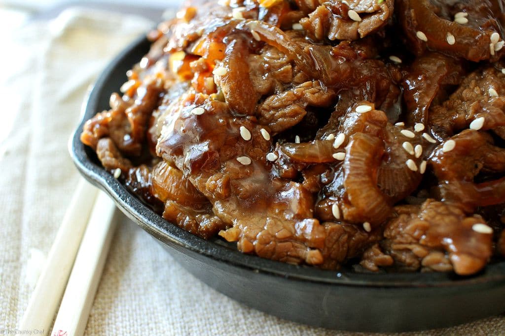 15 Minute Honey Pepper Beef Stir Fry | The Chunky Chef | Fast and easy, yet BIG on flavor! This beef stir fry with a luscious honey pepper sauce comes together in about 15 minutes... perfect for a weeknight!