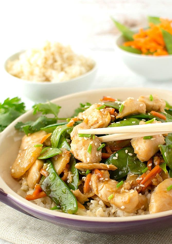 Velveted Chicken Stir Fry | The Chunky Chef | This healthy chicken stir fry is prepared in the authentic Chinese method of velveting. It's customize-able, so add whatever vegetables you like! 