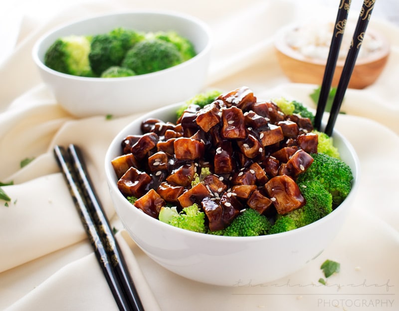 Crispy Spicy Peanut Tofu Stir Fry | The Chunky Chef | This tofu stir fry is great for vegetarians and meat eaters alike! Crispy baked tofu is stir fried in a deliciously flavorful spicy peanut sauce!