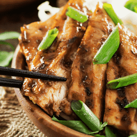 Ginger Lemongrass Teriyaki Grilled Chicken | This ginger lemongrass marinated chicken is grilled to perfection and brushed with a finger licking teriyaki glaze! Eating healthy never tasted so good! | http://thechunkychef.com