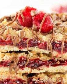 Skinny Raspberry Shortbread Bars | These buttery and sweet raspberry bars have under 200 calories per bar, making them the perfect lighter dessert! | http://thechunkychef.com