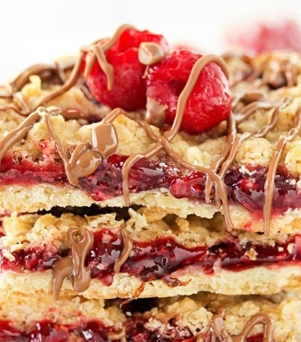 Skinny Raspberry Shortbread Bars | These buttery and sweet raspberry bars have under 200 calories per bar, making them the perfect lighter dessert! | http://thechunkychef.com