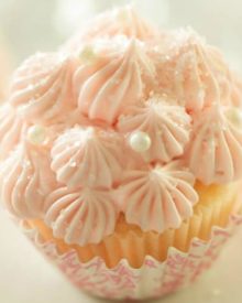 White Chocolate Pink Champagne Cupcakes | Soft, fluffy, white chocolate mini champagne cupcakes are topped with a light and creamy pink champagne buttercream frosting for the perfect treat!! | http://thechunkychef.com