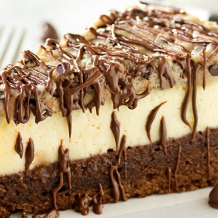 Brownie-Bottom-Cookie-Dough-Cheesecake | This impressive, yet super easy, brownie bottom cookie dough cheesecake looks as fancy as any dessert you've had from a restaurant! The ULTIMATE cheesecake for the ULTIMATE dessert lover! | http://thechunkychef.com