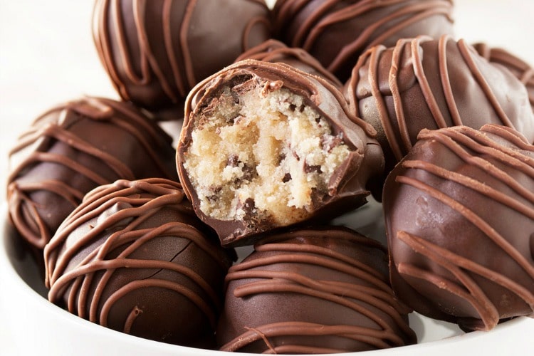 Triple-Chocolate-Cookie-Dough-Truffles | These cookie dough truffles are made from an egg-less cookie dough with semi sweet chocolate chips, then coated in two different kinds of chocolate! | http://thechunkychef.com
