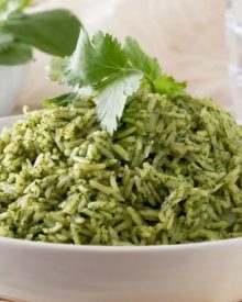 Arroz Verde Green Rice | This green rice, or arroz verde, is so rich and full of flavor... not to mention the vibrant green color! You can pair this rice with any main dish! | http://thechunkychef.com