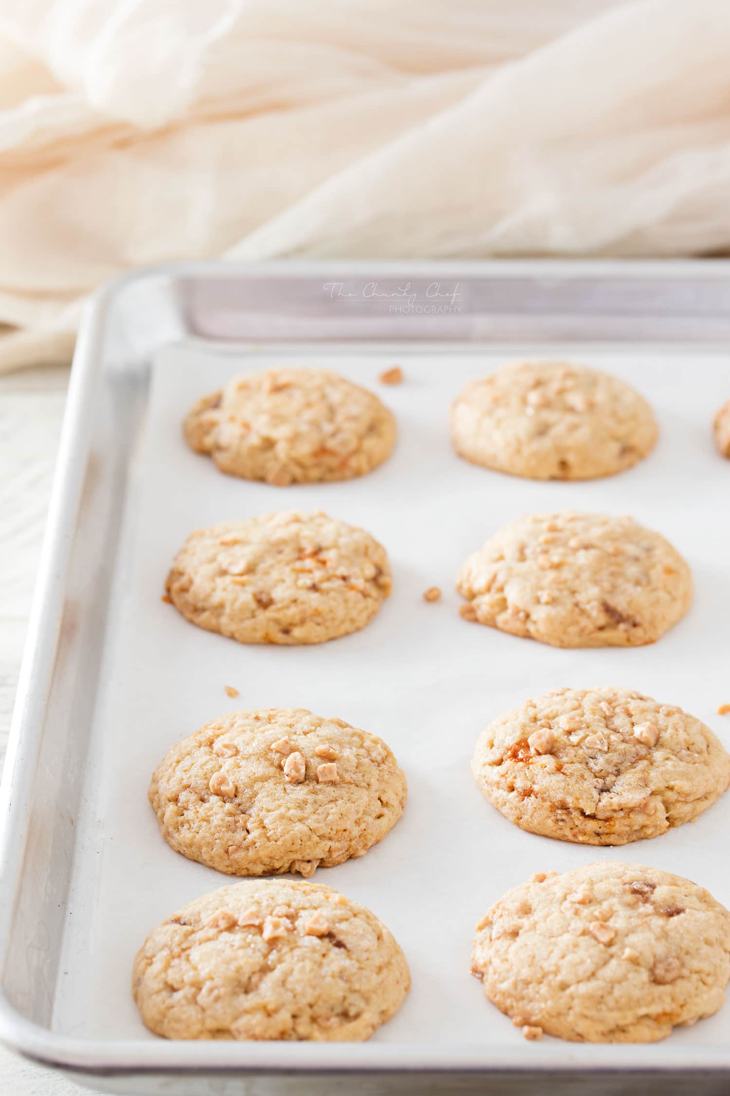 Chewy Butterfinger Toffee Cookies | Soft, chewy and buttery.. these toffee cookies are studded with Butterfinger pieces and chewy bits of toffee. Drizzle them with caramel for extra decadence! | http://thechunkychef.com