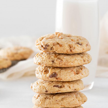 Chewy Butterfinger Toffee Cookies | Soft, chewy and buttery.. these toffee cookies are studded with Butterfinger pieces and chewy bits of toffee. Drizzle them with caramel for extra decadence! | http://thechunkychef.com
