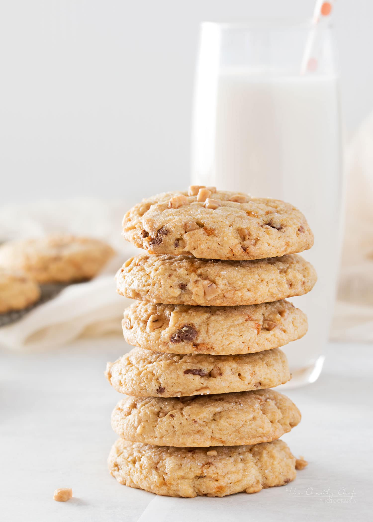 Chewy Butterfinger Toffee Cookies | Soft, chewy and buttery.. these toffee cookies are studded with Butterfinger pieces and chewy bits of toffee. Drizzle them with caramel for extra decadence! | http://thechunkychef.com