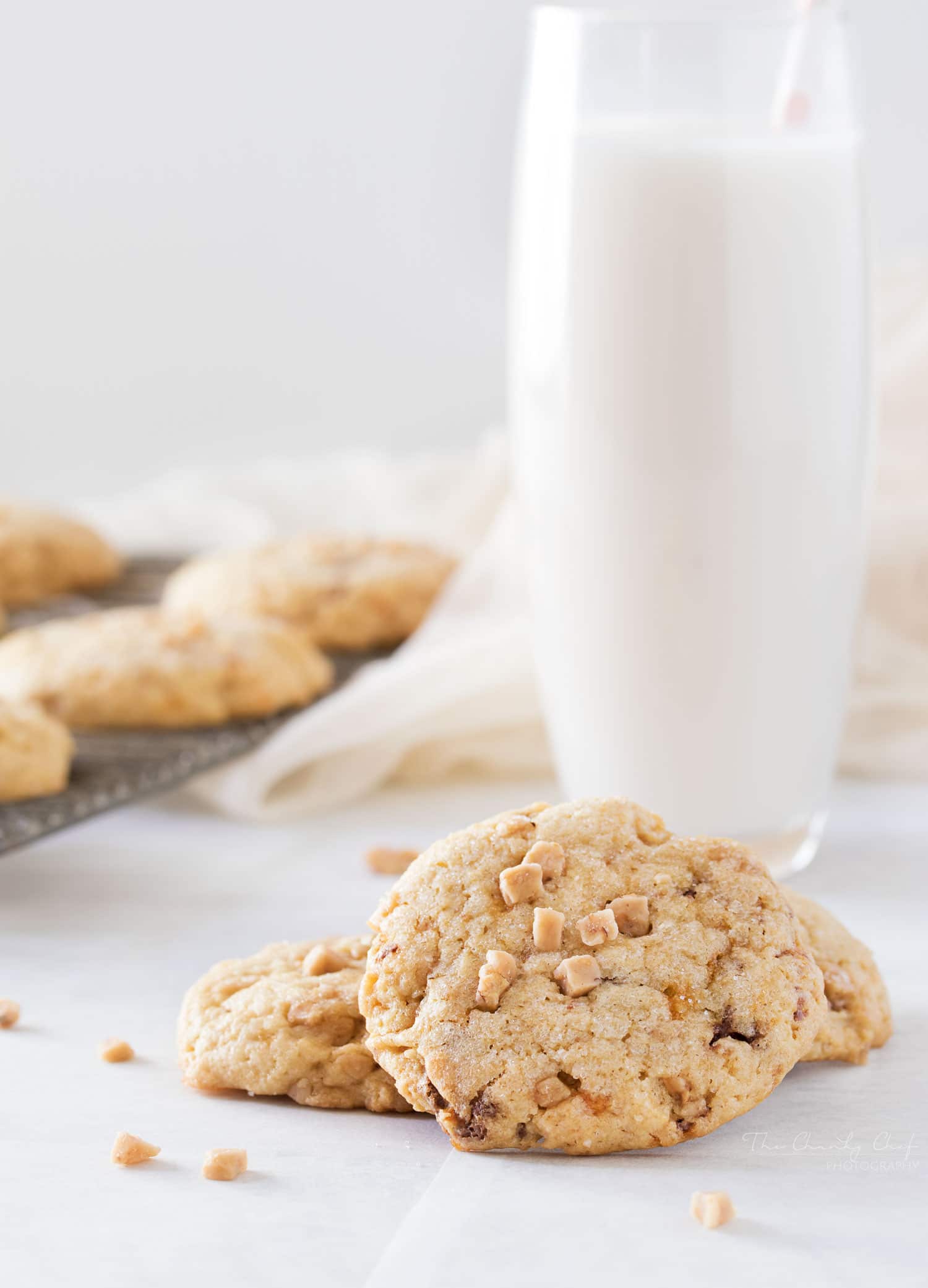 Chewy Butterfinger Toffee Cookies | Soft, chewy and buttery.. these toffee cookies are studded with Butterfinger pieces and chewy bits of toffee. Drizzle them with caramel for extra decadence! | http://thechunkychef.com