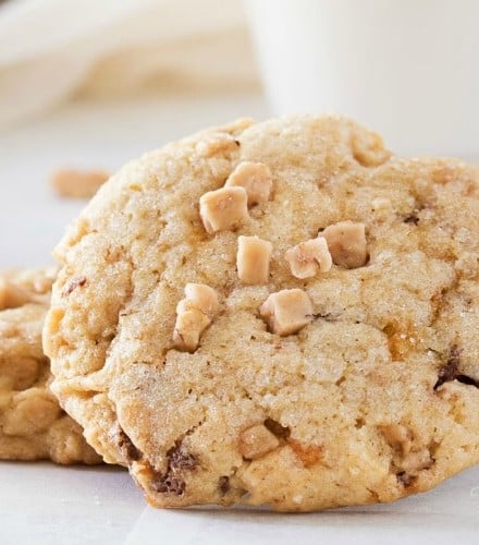 Chewy Butterfinger Toffee Cookies | Soft, chewy and buttery.. these toffee cookies are studded with Butterfinger pieces and chewy bits of toffee. Drizzle them with caramel for extra decadence! | http://thechunkychef.com