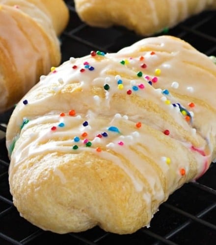 Funfetti-Cheesecake-Stuffed-Crescent-Rolls - Buttery crescent rolls are filled with an easy funfetti cheesecake spread, baked until golden, and drizzled with a vanilla glaze!! Perfect for kids! | http://thechunkychef.com