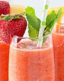 Tropical Carrot Smoothie | This simple to make carrot smoothie is bursting with tropical flavors and is so full of nutrients... healthy never tasted so good! | http://thechunkychef.com