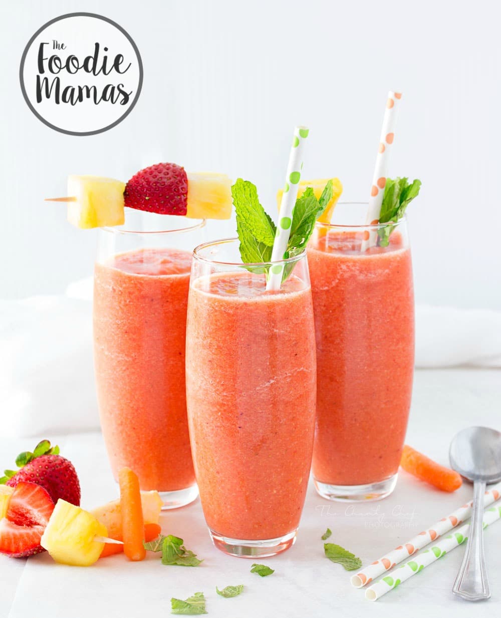 Tropical Carrot Smoothie | This simple to make carrot smoothie is bursting with tropical flavors and is so full of nutrients... healthy never tasted so good! | http://thechunkychef.com