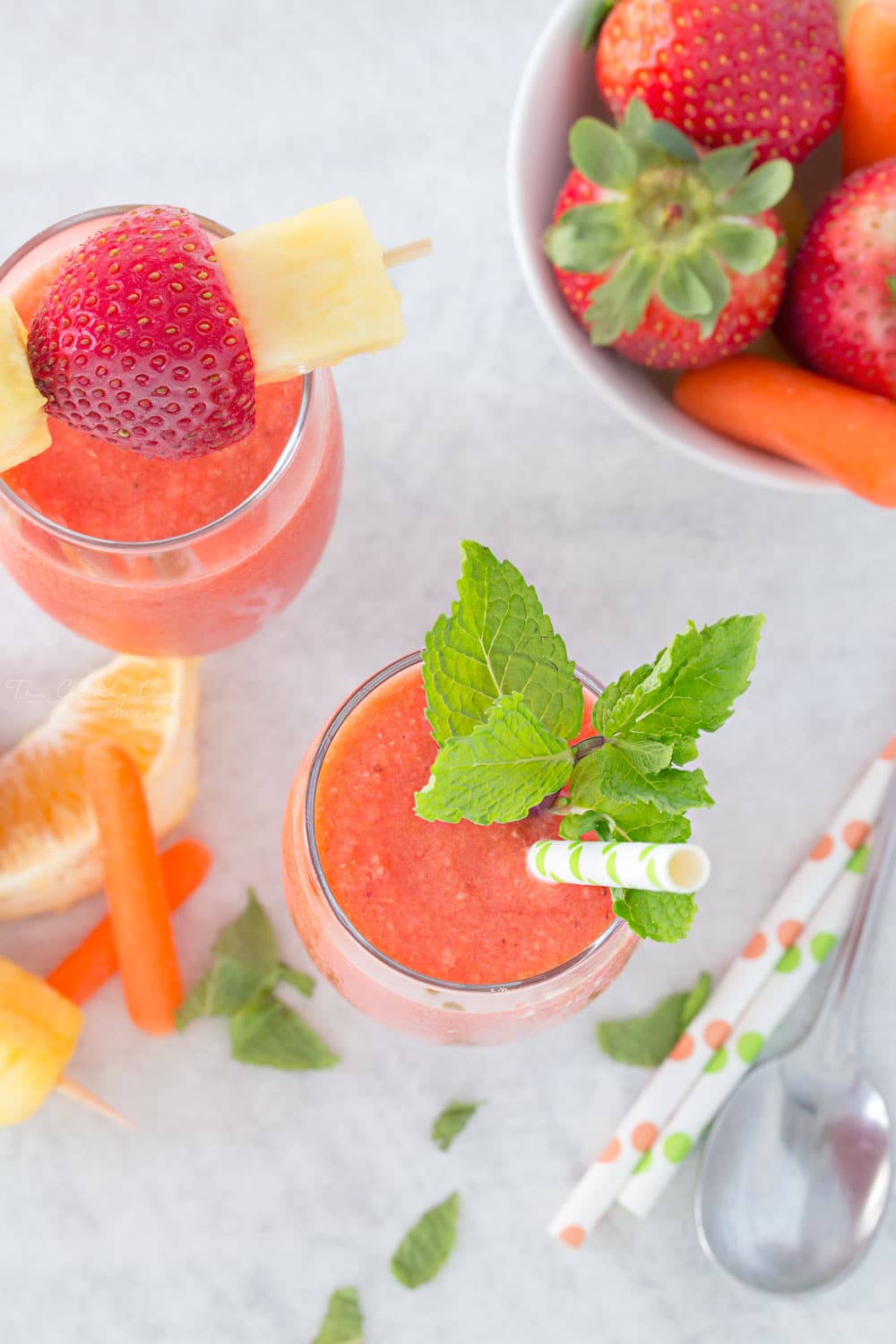 Tropical Carrot Smoothie | This simple to make carrot smoothie is bursting with tropical flavors and is so full of nutrients... healthy never tasted so good! | http://thechunkychef.com