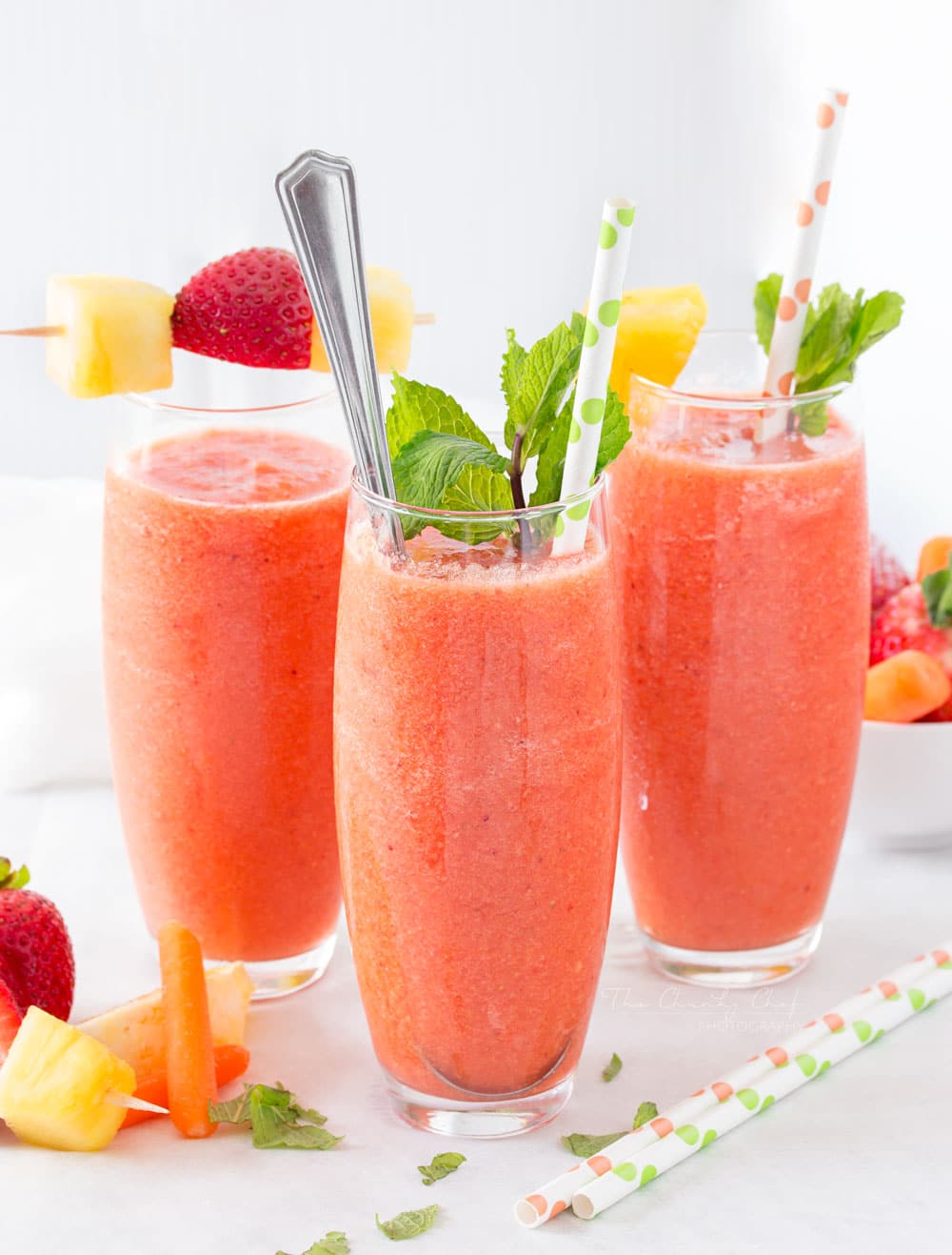 Tropical Carrot Smoothie | This simple to make carrot smoothie is bursting with tropical flavors and is so full of nutrients... healthy never tasted so good! | http://thechunkychef.com