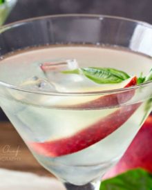 Peach Basil Margaritas | This peach basil margaritas recipe is a refreshing twist on a classic margarita! With a slice of fresh peach and a sprig of basil, it's sure to impress! | http://thechunkychef.com