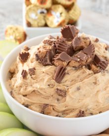Peanut Butter Cup Cheesecake Dip | Easy to make, this cheesecake dip is loaded with great creamy flavors and pieces of peanut butter cups. Try it with apple slices or vanilla wafers! | http://thechunkychef.com