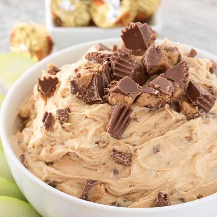 Peanut Butter Cup Cheesecake Dip | Easy to make, this cheesecake dip is loaded with great creamy flavors and pieces of peanut butter cups. Try it with apple slices or vanilla wafers! | http://thechunkychef.com