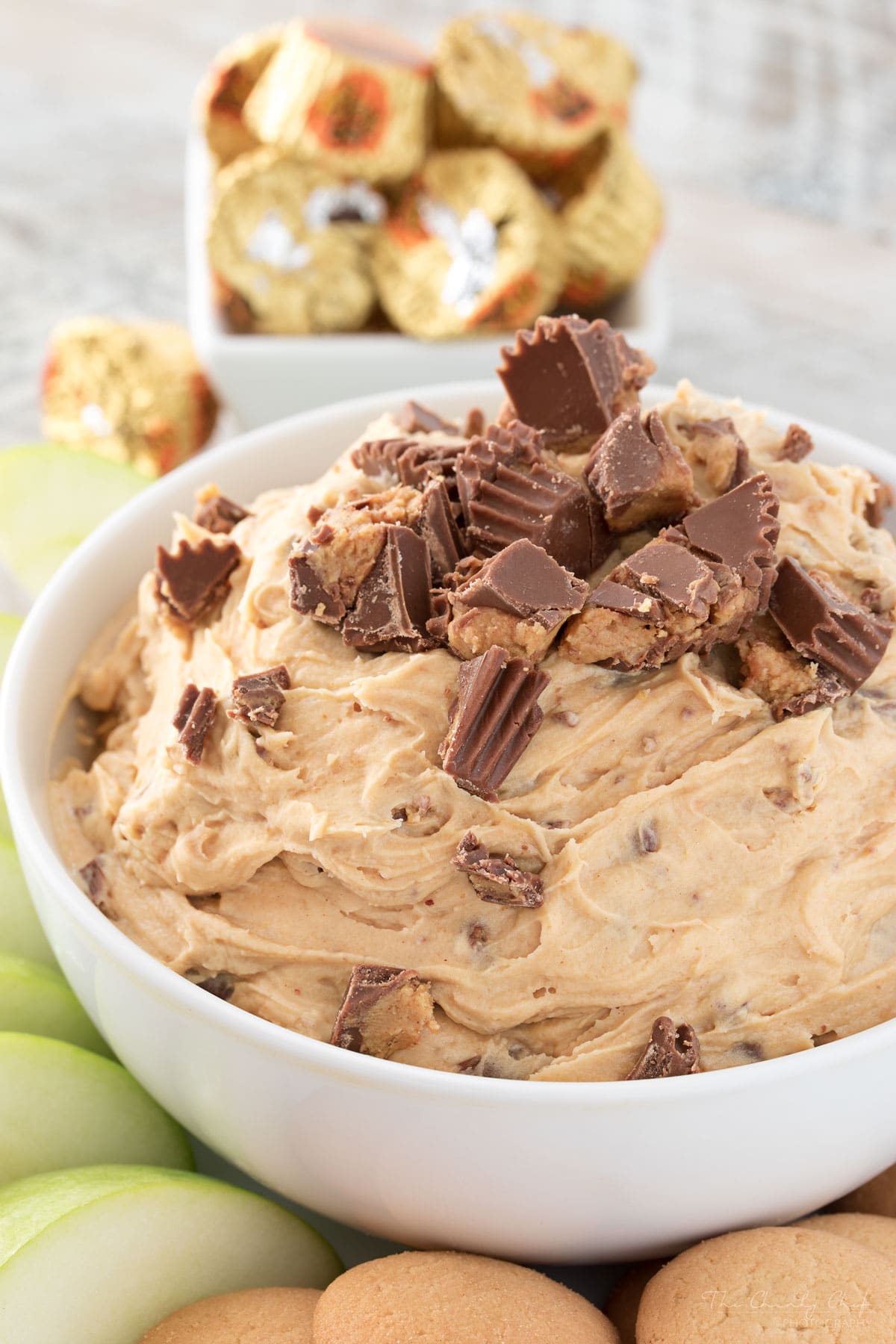 Peanut Butter Cup Cheesecake Dip | Easy to make, this cheesecake dip is loaded with great creamy flavors and pieces of peanut butter cups. Try it with apple slices or vanilla wafers! | http://thechunkychef.com