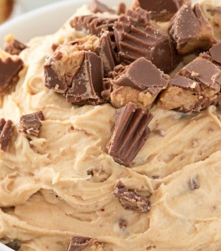 Peanut Butter Cup Cheesecake Dip | Easy to make, this cheesecake dip is loaded with great creamy flavors and pieces of peanut butter cups. Try it with apple slices or vanilla wafers! | http://thechunkychef.com