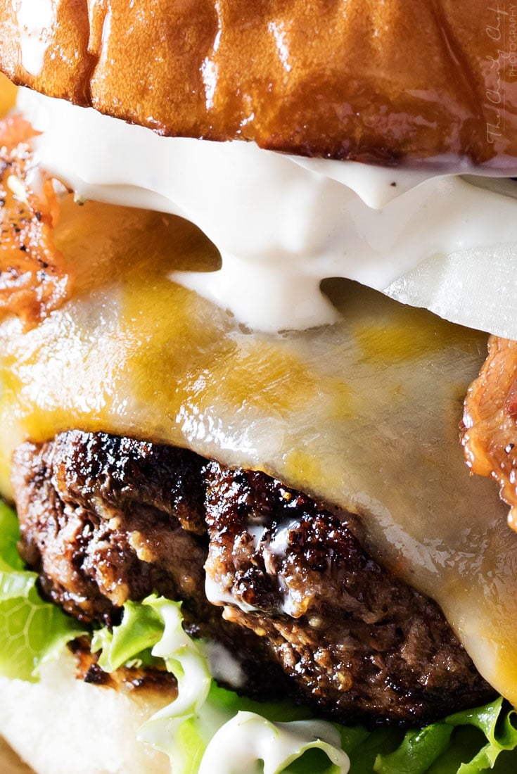Pepper Crusted Bacon Cheeseburgers | Nothing beats a great burger. Except delicious pepper crusted bacon cheeseburgers, slathered with a garlic aioli! Make burger night one to remember! | http://thechunkychef.com