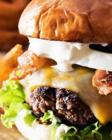 Pepper Crusted Bacon Cheeseburgers | Nothing beats a great burger. Except delicious pepper crusted bacon cheeseburgers, slathered with a garlic aioli! Make burger night one to remember! | http://thechunkychef.com