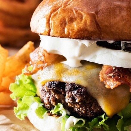 Pepper Crusted Bacon Cheeseburgers | Nothing beats a great burger. Except delicious pepper crusted bacon cheeseburgers, slathered with a garlic aioli! Make burger night one to remember! | http://thechunkychef.com