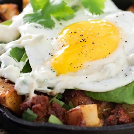 Chorizo Potato Hash with Jalapeno Aioli | Kick your breakfast up a notch with this delicious chorizo potato hash, topped with a sunny side up egg and drizzled with a homemade jalapeno aioli! |http://thechunkychef.com