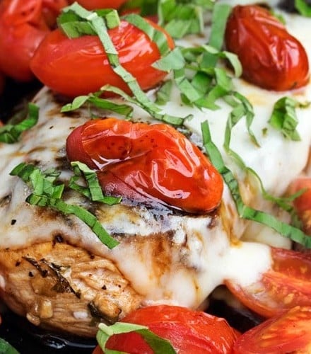 Garlic Balsamic Caprese Chicken | Juicy caprese chicken, marinated in a garlic balsamic marinade, is baked to perfection with burst cherry tomatoes, melted mozzarella cheese, fresh basil! | http://thechunkychef.com
