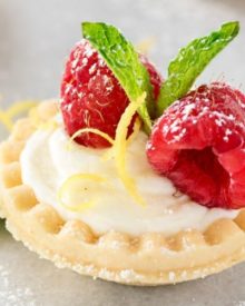 Mini No Bake White Chocolate Lemon Cheesecake Tarts | Creamy no bake white chocolate lemon cheesecake tarts, topped with your favorite fresh fruit, mint, and a dusting of powdered sugar. Impressive and easy! | http://thechunkychef.com