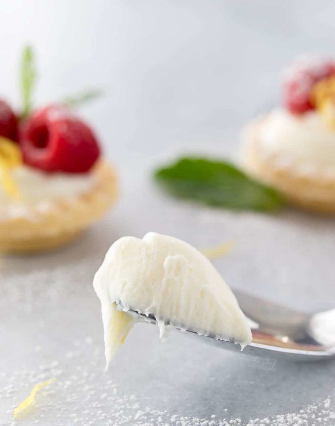 Mini No Bake White Chocolate Lemon Cheesecake Tarts | Creamy no bake white chocolate lemon cheesecake tarts, topped with your favorite fresh fruit, mint, and a dusting of powdered sugar. Impressive and easy! | http://thechunkychef.com