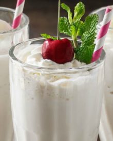 Skinny Vanilla Protein Milkshake | This vanilla protein milkshake has less than 200 calories, is low carb, low sugar, and high in protein... yet it tastes like a decadent vanilla shake! | http://thechunkychef.com