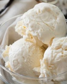 Bourbon Vanilla No Churn Ice Cream | This rich and creamy no churn ice cream is studded with flecks of vanilla bean and laced with warm Bourbon, for a tempting treat that's perfect year round! | http://thechunkychef.com