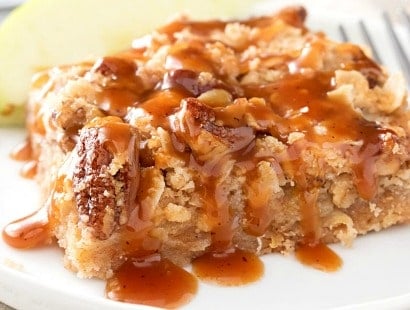 Caramel Apple Pie Bars with Cinnamon Pecan Streusel | All the classic flavors of a Dutch caramel apple pie, in an easy bar dessert! | http://thechunkychef.com