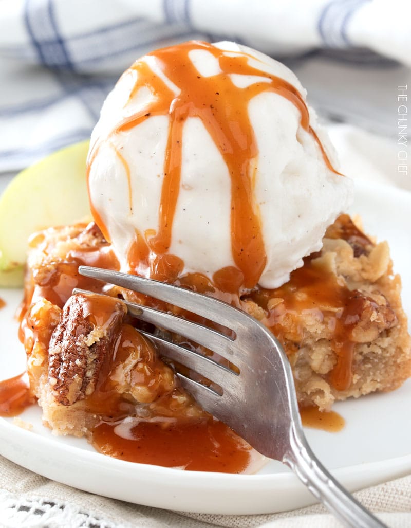 Caramel Apple Pie Bars with Cinnamon Pecan Streusel | All the classic flavors of a Dutch caramel apple pie, in an easy bar dessert! | http://thechunkychef.com