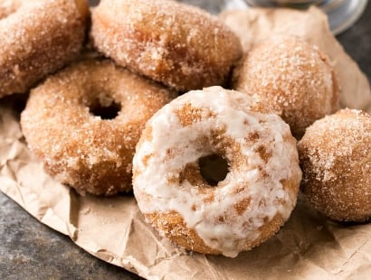 Baked Vanilla Chai Donuts | Delicious baked donuts filled with great vanilla chai flavors, rolled in cinnamon sugar, and served with an optional chai glaze! | http://thechunkychef.com