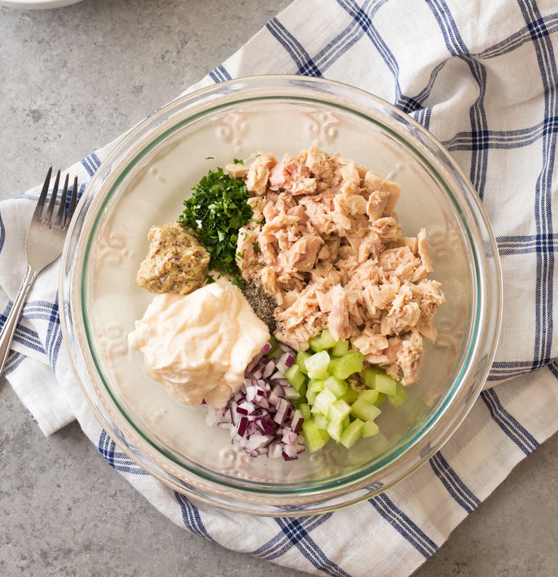 Classic Tuna Salad | This tuna salad is perfect for lunch or dinner, in a wrap, sandwich, salad or even on toasts as an appetizer! | http://thechunkychef.com