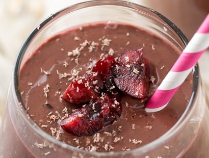 Black Forest Smoothie | This smoothie tastes like dessert, yet is secretly packed full of nutrients (even greens), to help you stick to your resolutions! | http://thechunkychef.com