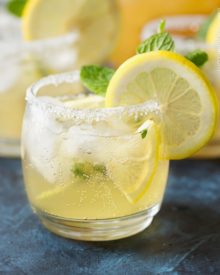 Kentucky Lemonade Cocktail | Sweet, tart, and refreshing with a bourbon kick, this Kentucky lemonade cocktail is everything you could want in a drink. Sip your way into warmer weather with this easy to make cocktail... perfect for a party! | http://thechunkychef.com