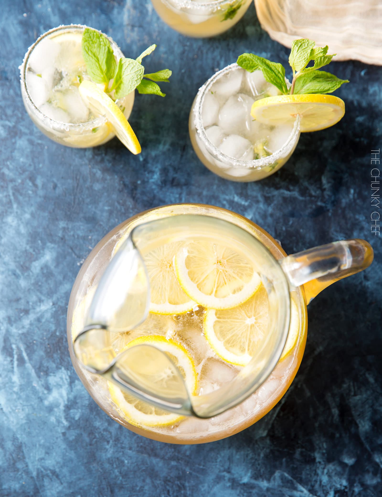 Kentucky Lemonade Cocktail | Sweet, tart, and refreshing with a bourbon kick, this Kentucky lemonade cocktail is everything you could want in a drink. Sip your way into warmer weather with this easy to make cocktail... perfect for a party! | http://thechunkychef.com