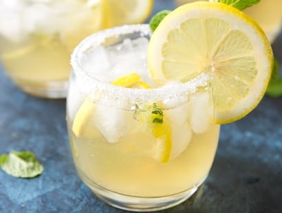 Kentucky Lemonade Cocktail | Sweet, tart, and refreshing with a bourbon kick, this Kentucky lemonade cocktail is everything you could want in a drink. Sip your way into warmer weather with this easy to make cocktail... perfect for a party! | http://thechunkychef.com